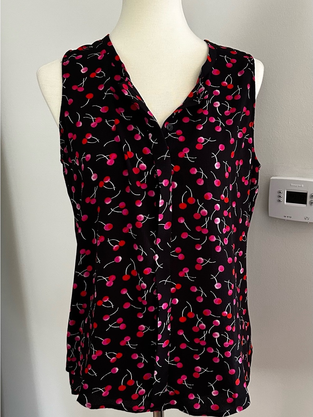 NWOT Sleeveless Cute Black/Red Cherry Print Blouse Top sz Medium